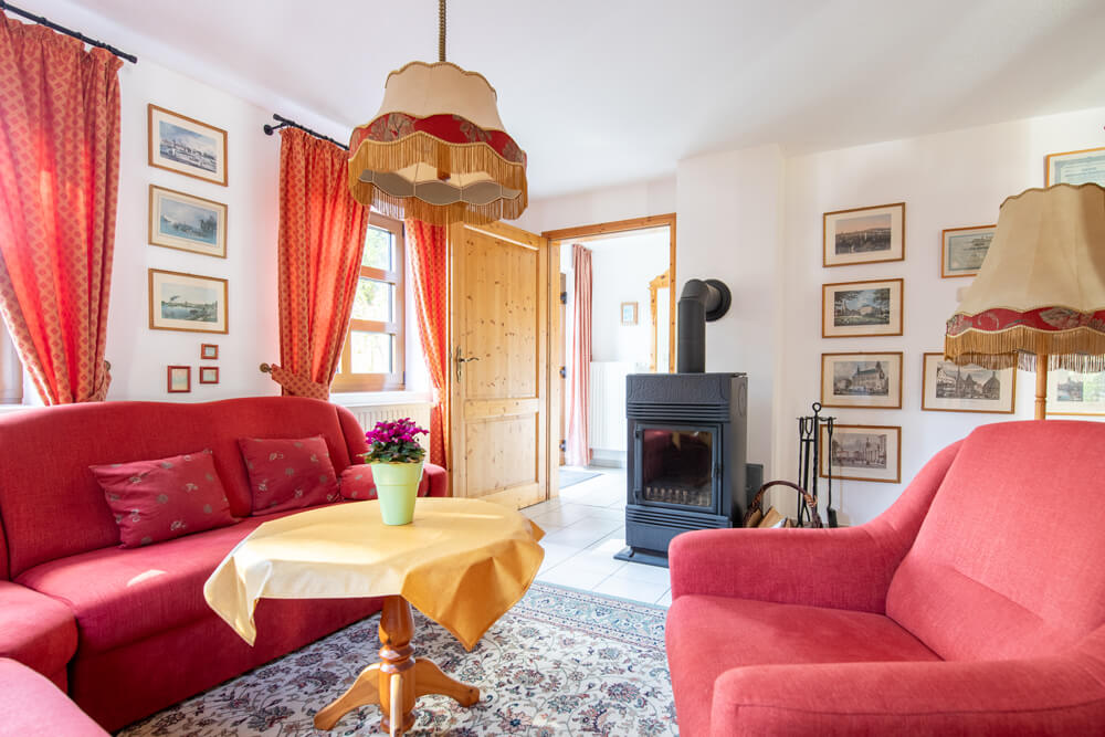 Wohnzimmer mit Kamin - Ferienwohnung im Erzgebirge