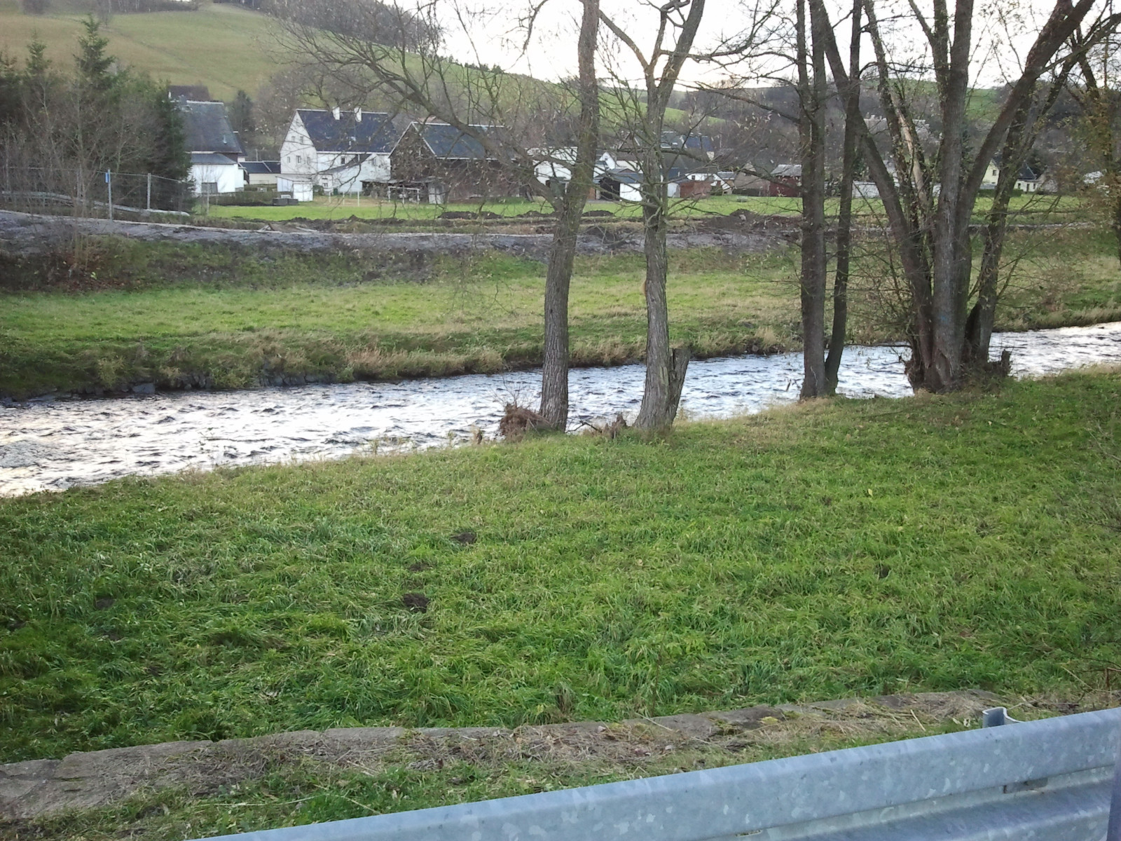 Fluss neben Häusern